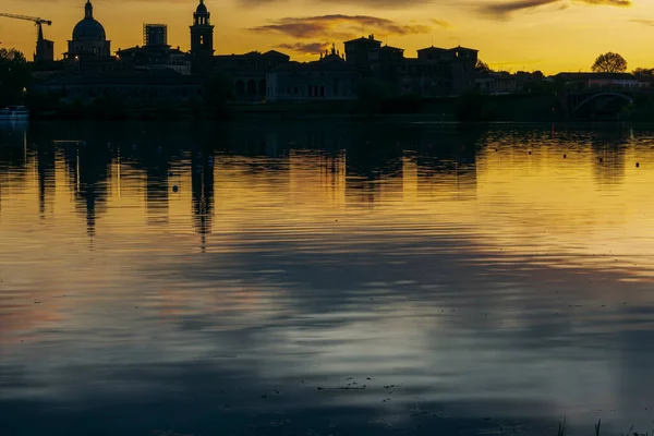 Gün batımında Mincio Nehri manzarası Lombardy, İtalya