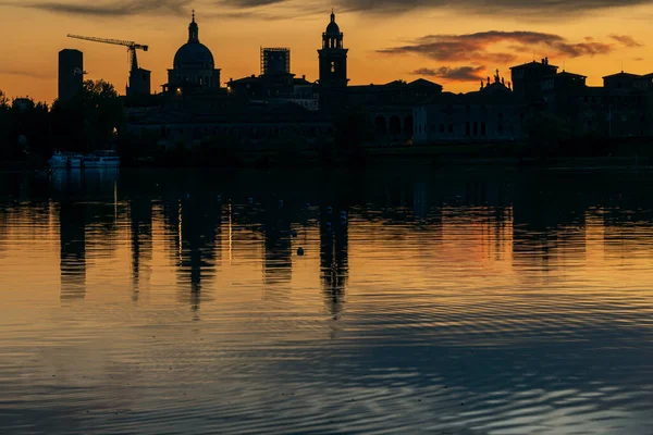 Gün batımında Mincio Nehri manzarası Lombardy, İtalya