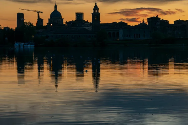 Gün batımında Mincio Nehri manzarası Lombardy, İtalya