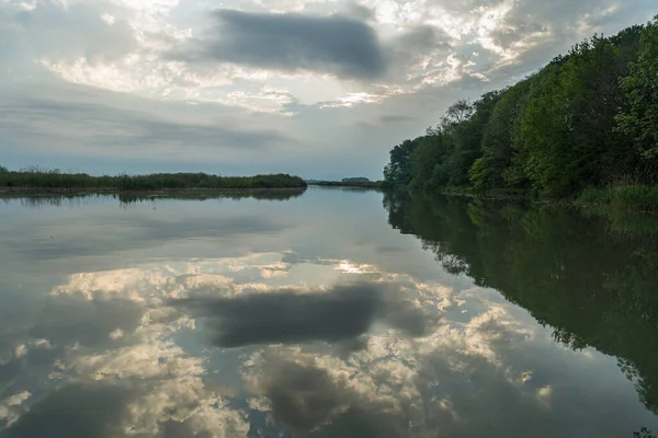 Sabahları Mincio nehrinin güzel manzarası, Lombardy, İtalya