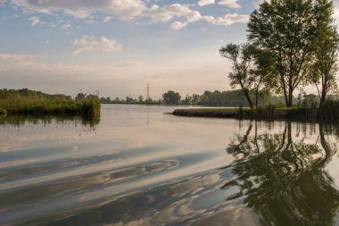 Gün batımında Mincio Nehri manzarası Lombardy, İtalya
