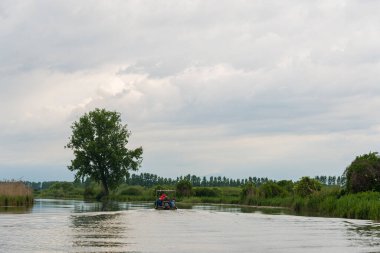 Gün batımında Mincio Nehri manzarası Lombardy, İtalya