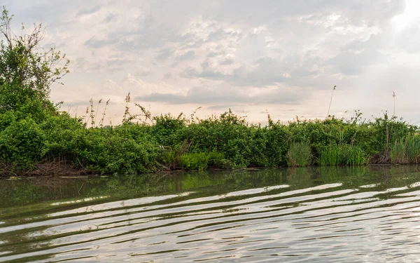 Gün batımında Mincio Nehri manzarası Lombardy, İtalya