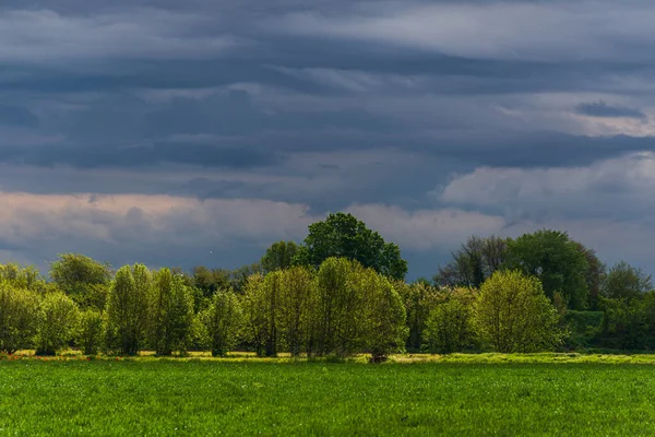 Lombardy, İtalya 'da güzel doğal manzara ve kırsal manzara 