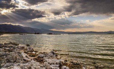 Dağları, suyu ve bozkırları olan güzel bir manzara. Kırsal Sahne 