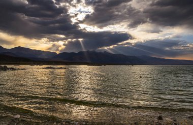 Dağları, suyu ve bozkırları olan güzel bir manzara. Kırsal Sahne 