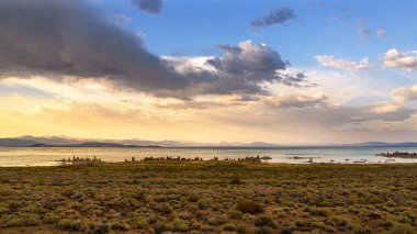 Dağları, suyu ve bozkırları olan güzel bir manzara. Kırsal Sahne 