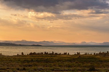 Dağları, suyu ve bozkırları olan güzel bir manzara. Kırsal Sahne 