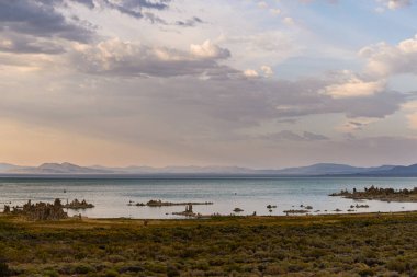Dağları, suyu ve bozkırları olan güzel bir manzara. Kırsal Sahne 