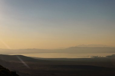 Dağları, suyu ve bozkırları olan güzel bir manzara. Kırsal Sahne 