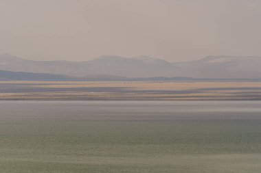 Dağları, suyu ve bozkırları olan güzel bir manzara. Kırsal Sahne 