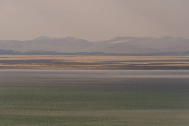 Dağları, suyu ve bozkırları olan güzel bir manzara. Kırsal Sahne 