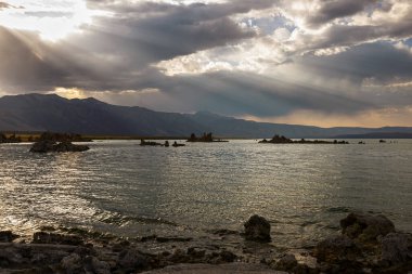 Dağları, suyu ve bozkırları olan güzel bir manzara. Kırsal Sahne 
