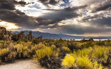 Dağları, suyu ve bozkırları olan güzel bir manzara. Kırsal Sahne 