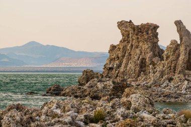 Dağları, suyu ve bozkırları olan güzel bir manzara. Kırsal Sahne 