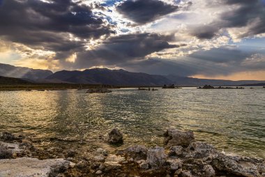 Dağları, suyu ve bozkırları olan güzel bir manzara. Kırsal Sahne 