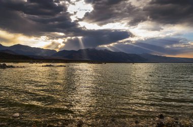 Dağları, suyu ve bozkırları olan güzel bir manzara. Kırsal Sahne 