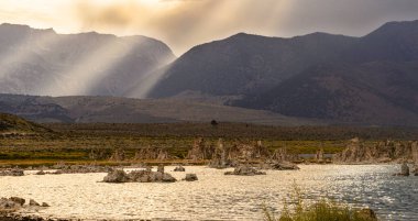 Dağları, suyu ve bozkırları olan güzel bir manzara. Kırsal Sahne 