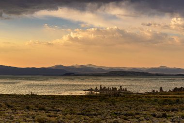 Dağları, suyu ve bozkırları olan güzel bir manzara. Kırsal Sahne 