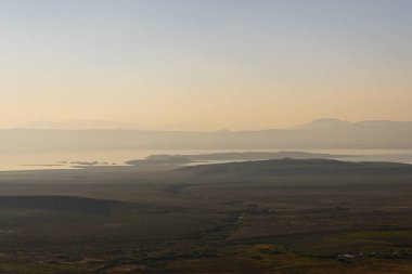 Dağları, suyu ve bozkırları olan güzel bir manzara. Kırsal Sahne 