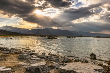 Dağları, suyu ve bozkırları olan güzel bir manzara. Kırsal Sahne 