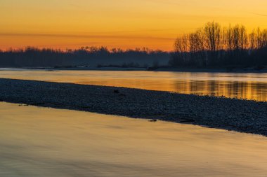 Ticino nehri ile güzel huzurlu doğa manzarası, İtalya