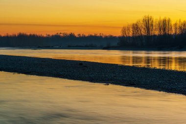 Ticino nehri ile güzel huzurlu doğa manzarası, İtalya