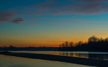 Ticino nehri ile güzel huzurlu doğa manzarası, İtalya