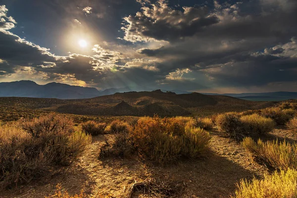 Dağları, suyu ve bozkırları olan güzel bir manzara. Kırsal Sahne 
