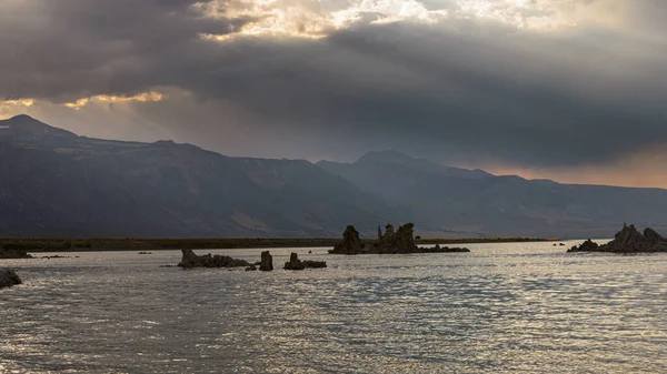 Dağları, suyu ve bozkırları olan güzel bir manzara. Kırsal Sahne 