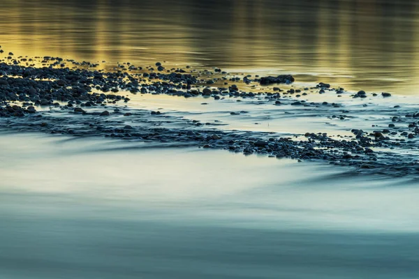 Ticino nehri ile güzel huzurlu doğa manzarası, İtalya