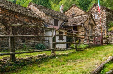 İtalya 'nın başkenti Val Grand Ulusal Parkı' nda güzel bir kırsal alan.