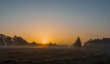 Güzel sonbahar sahnesi sabah, matemli, Lombardiya, İtalya