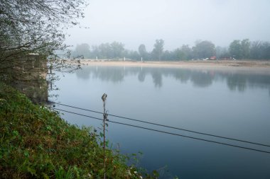 Nehir ve sahil üzerinde sakin sisli bir sabah