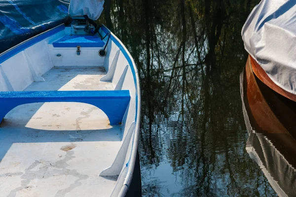 Barcos Amarrados Aguas Tranquilas Con Árboles Reflectantes — Foto de Stock