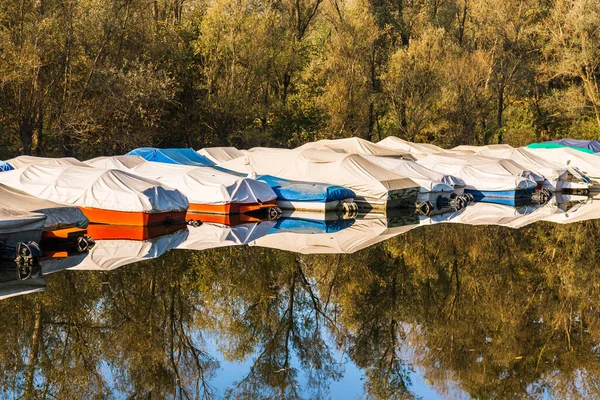 Bateaux Amarrés Arbres Reflétés Dans Rivière Calme — Photo