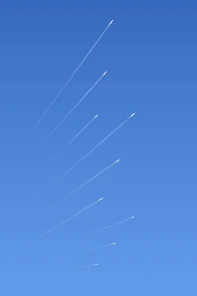 Воздушный парад боевых самолетов — стоковый вектор