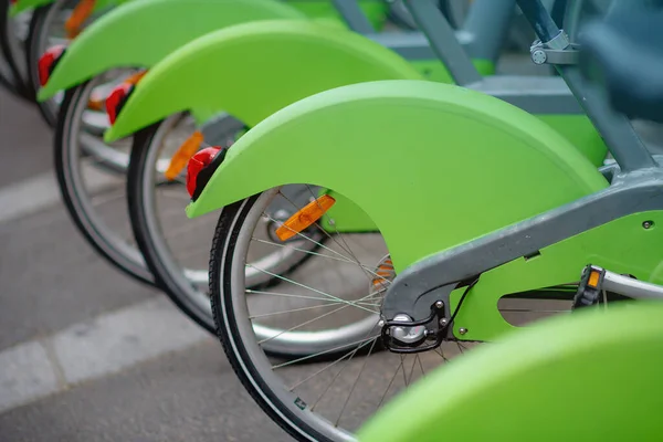 Ενοικίαση Ποδηλάτων Πράσινο Καλάθια Και Κόκκινα Και Λευκά Φώτα Και — Φωτογραφία Αρχείου