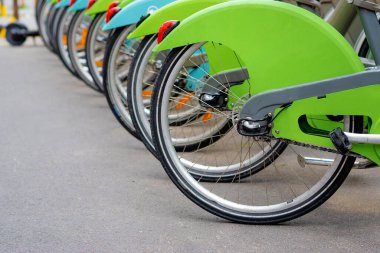 Bisiklet kiralama, yeşil sepetli, kırmızı beyaz ışıklı ve turuncu reflektörlü. Bisiklet parkı