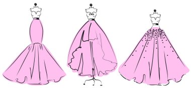 Beyaz arka planda izole edilmiş mankenler üzerindeki pembe gelinlikler.