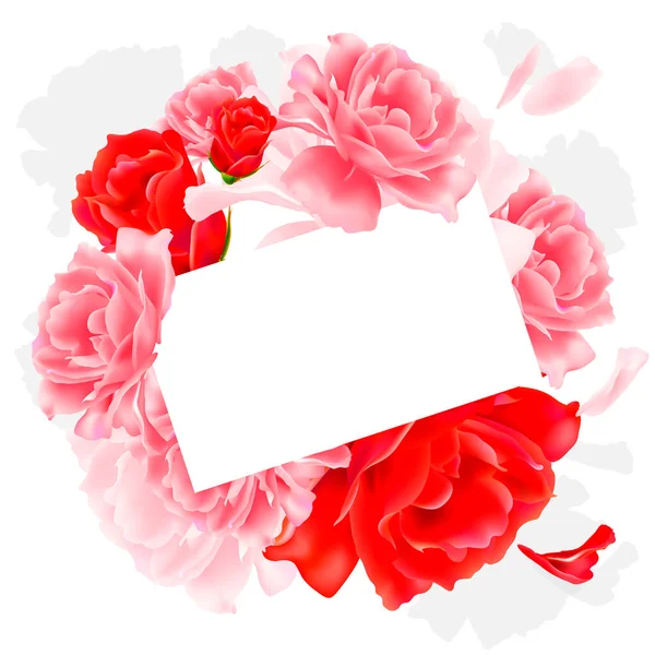 Üdvözlőlap Gyönyörű Vörös Rózsaszín Rózsákkal Fehér Üres Borítékkal Romantikus Koncepcióval — Stock Fotó