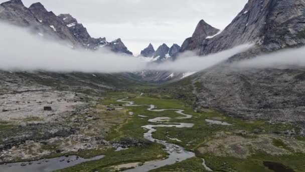 Vista aérea en movimiento del valle brumoso con el río en Groenlandia — Vídeos de Stock
