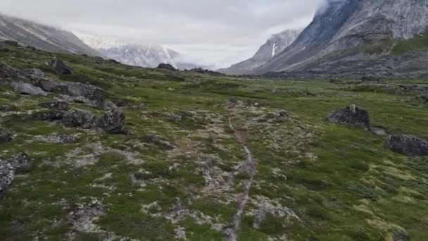 Vista aérea del valle de la montaña en Groenlandia — Vídeos de Stock