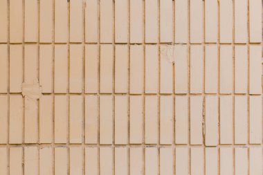 Düz tuğladan duvarların dokusu veya pürüzsüz beyaz ve sarı fayanslar