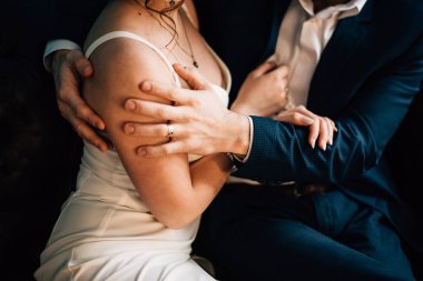 Yeni evli bir çifti kucaklıyorum.