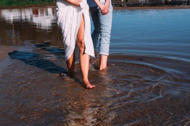 Suda yalınayak yürüyen çift