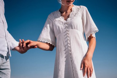 Çift mavi gökyüzünün altında yürür