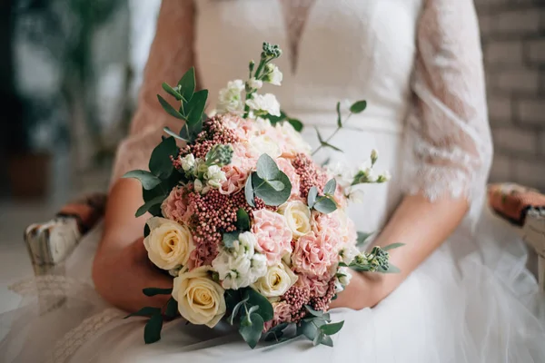 Mani Della Sposa Seduta Una Sedia Con Bouquet Nozze Mano — Foto Stock