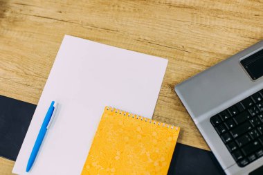 dizüstü bilgisayar ve yazma araçları