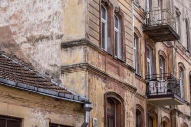 Parçalanmış alçılı eski bir ev.